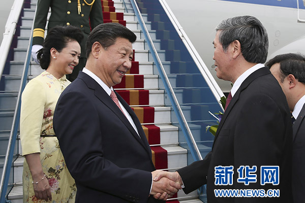 11月5日，中共中央總書(shū)記、國(guó)家主席習(xí)近平抵達(dá)越南首都河內(nèi)，開(kāi)始對(duì)越南進(jìn)行國(guó)事訪問(wèn)。這是越南高級(jí)官員到機(jī)場(chǎng)迎接習(xí)近平和夫人彭麗媛。新華社記者蘭紅光攝 