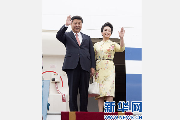 11月5日，中共中央總書(shū)記、國(guó)家主席習(xí)近平抵達(dá)越南首都河內(nèi)，開(kāi)始對(duì)越南進(jìn)行國(guó)事訪問(wèn)。這是習(xí)近平和夫人彭麗媛步出艙門(mén)向歡迎人群揮手致意。新華社記者 李學(xué)仁 攝