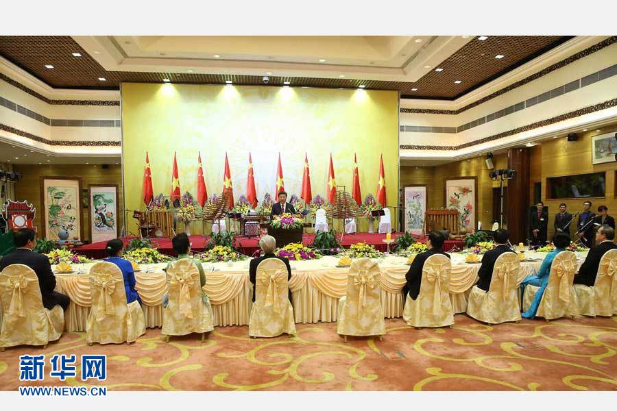 11月5日，中共中央總書記、國家主席習(xí)近平和夫人彭麗媛出席越共中央總書記阮富仲和越南國家主席張晉創(chuàng)在河內(nèi)國際會(huì)議中心舉行的盛大歡迎晚宴。新華社記者 龐興雷 攝 