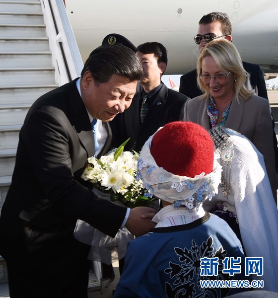 11月14日，國家主席習(xí)近平抵達土耳其安塔利亞，應(yīng)土耳其共和國總統(tǒng)埃爾多安邀請，出席二十國集團領(lǐng)導(dǎo)人第十次峰會。這是土耳其兒童向習(xí)近平主席獻花。新華社記者 饒愛民 攝 