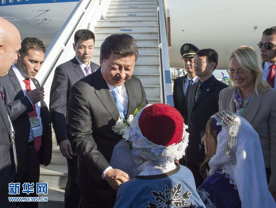 11月14日，國家主席習(xí)近平抵達土耳其安塔利亞，應(yīng)土耳其共和國總統(tǒng)埃爾多安邀請，出席二十國集團領(lǐng)導(dǎo)人第十次峰會。這是土耳其兒童向習(xí)近平主席獻花。新華社記者 李學(xué)仁 攝 