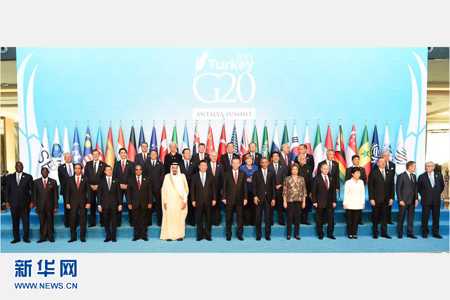 11月15日，中國國家主席習(xí)近平出席在土耳其安塔利亞舉行的二十國集團(tuán)領(lǐng)導(dǎo)人第十次峰會(huì)。這是習(xí)近平主席同與會(huì)領(lǐng)導(dǎo)人合影。 新華社記者李學(xué)仁 攝 