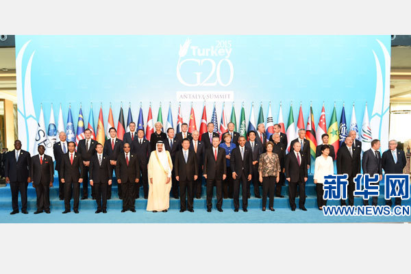 11月15日，二十國集團領導人第十次峰會在土耳其安塔利亞舉行。國家主席習近平出席并發(fā)表題為《創(chuàng)新增長路徑共享發(fā)展成果》的重要講話。這是習近平主席同與會領導人合影。 新華社記者 李學仁 攝