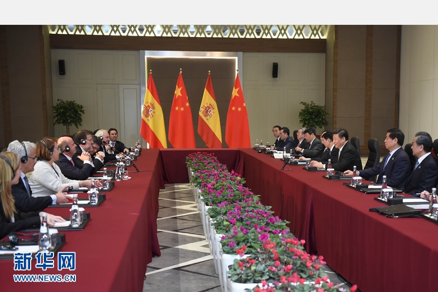 11月16日，國(guó)家主席習(xí)近平在土耳其安塔利亞會(huì)見(jiàn)西班牙首相拉霍伊。 新華社記者 張鐸 攝