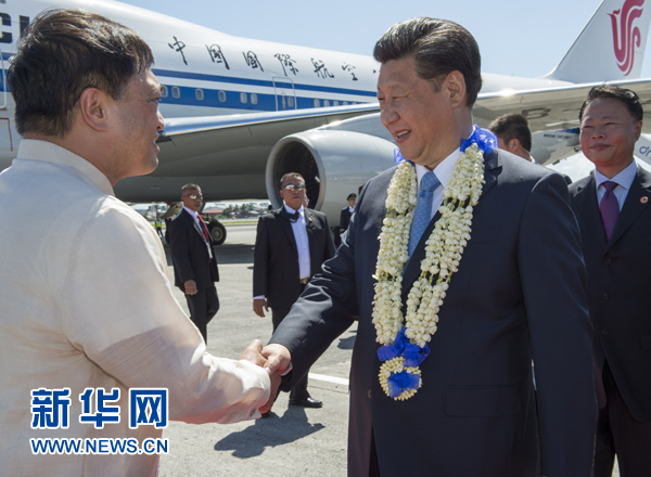 11月17日，國(guó)家主席習(xí)近平抵達(dá)菲律賓首都馬尼拉尼諾&middot;阿基諾國(guó)際機(jī)場(chǎng)，出席即將舉行的亞太經(jīng)合組織第二十三次領(lǐng)導(dǎo)人非正式會(huì)議。菲律賓高級(jí)官員到機(jī)場(chǎng)迎接習(xí)近平主席。新華社記者李學(xué)仁攝