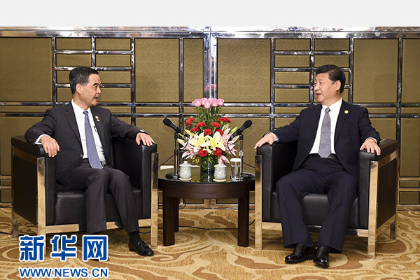 11月18日，國(guó)家主席習(xí)近平在菲律賓馬尼拉會(huì)見(jiàn)前來(lái)出席亞太經(jīng)合組織第二十三次領(lǐng)導(dǎo)人非正式會(huì)議的香港特別行政區(qū)行政長(zhǎng)官梁振英。新華社記者謝環(huán)馳攝