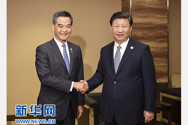 11月18日，國(guó)家主席習(xí)近平在菲律賓馬尼拉會(huì)見(jiàn)前來(lái)出席亞太經(jīng)合組織第二十三次領(lǐng)導(dǎo)人非正式會(huì)議的香港特別行政區(qū)行政長(zhǎng)官梁振英。新華社記者謝環(huán)馳攝