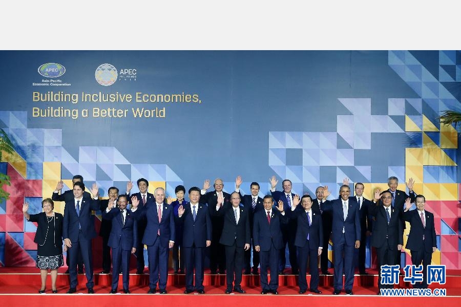 這是會議開始前，國家主席習(xí)近平同其他亞太經(jīng)合組織成員經(jīng)濟體領(lǐng)導(dǎo)人、代表合影。 新華社記者 姚大偉 攝