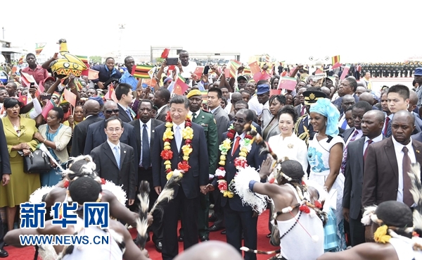 12月1日，中國(guó)國(guó)家主席習(xí)近平乘專機(jī)抵達(dá)津巴布韋首都哈拉雷，開始對(duì)津巴布韋進(jìn)行國(guó)事訪問。津巴布韋總統(tǒng)穆加貝在機(jī)場(chǎng)舉行隆重歡迎儀式。這是當(dāng)?shù)孛癖娞饸g快熱情的傳統(tǒng)舞蹈，歡迎習(xí)近平和彭麗媛到訪。新華社記者 謝環(huán)馳 攝 