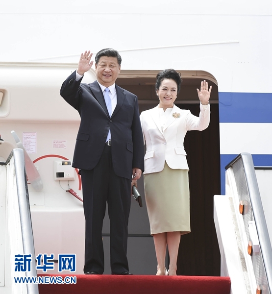 12月1日，中國(guó)國(guó)家主席習(xí)近平乘專機(jī)抵達(dá)津巴布韋首都哈拉雷，開始對(duì)津巴布韋進(jìn)行國(guó)事訪問。津巴布韋總統(tǒng)穆加貝在機(jī)場(chǎng)舉行隆重歡迎儀式。這是習(xí)近平和夫人彭麗媛向歡迎人群揮手致意。新華社記者 謝環(huán)馳 攝 