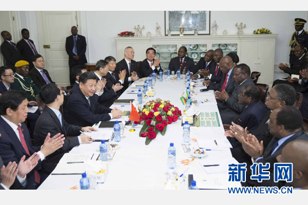 12月1日，國家主席習(xí)近平在哈拉雷同津巴布韋總統(tǒng)穆加貝舉行會談。 新華社記者 黃敬文 攝 