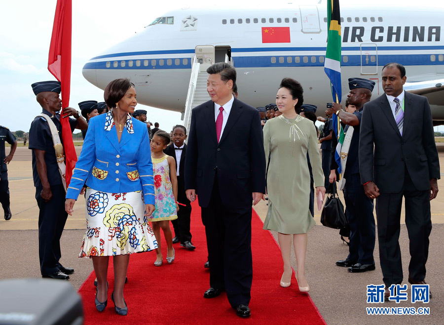 12月2日，國(guó)家主席習(xí)近平抵達(dá)南非首都比勒陀利亞，開(kāi)始對(duì)南非進(jìn)行國(guó)事訪問(wèn)。南非外長(zhǎng)馬沙巴內(nèi)等政府高級(jí)官員到機(jī)場(chǎng)迎接習(xí)近平和夫人彭麗媛。新華社記者蘭紅光攝