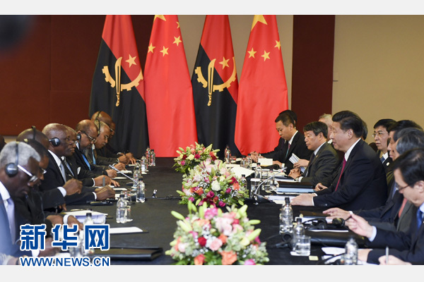 12月3日，國家主席習近平在約翰內(nèi)斯堡會見安哥拉總統(tǒng)多斯桑托斯。 新華社記者 謝環(huán)馳 攝