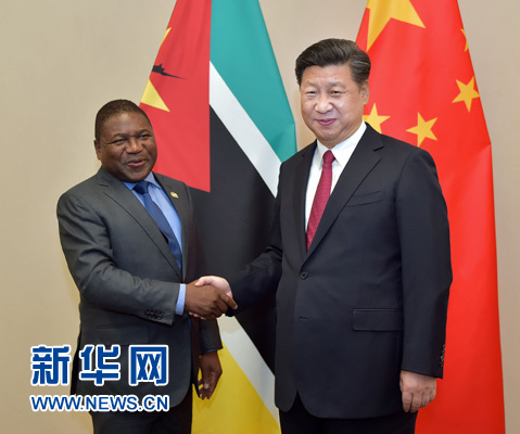 12月3日，國家主席習(xí)近平在約翰內(nèi)斯堡會見莫桑比克總統(tǒng)紐西。新華社記者 李濤 攝 