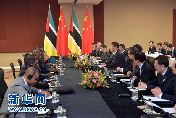 12月3日，國家主席習(xí)近平在約翰內(nèi)斯堡會見莫桑比克總統(tǒng)紐西。新華社記者 李濤 攝 