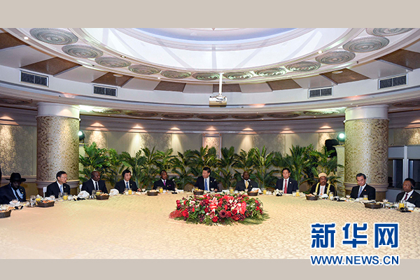 12月4日，國家主席習(xí)近平在約翰內(nèi)斯堡集體會(huì)見13位非洲國家領(lǐng)導(dǎo)人。 新華社記者 謝環(huán)馳 攝