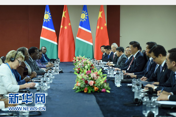 12月4日，國家主席習近平在約翰內(nèi)斯堡會見納米比亞總統(tǒng)根哥布。 新華社記者 張鐸 攝