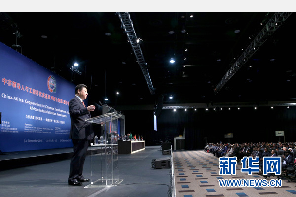 12月4日，國家主席習近平在約翰內(nèi)斯堡出席中非領導人與工商界代表高層對話會暨第五屆中非企業(yè)家大會閉幕式并發(fā)表題為《攜手共進，譜寫中非合作新篇章》的重要講話。新華社記者 姚大偉 攝
