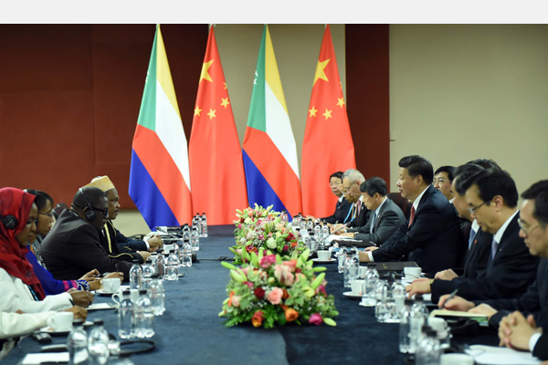 12月4日，國家主席習(xí)近平在約翰內(nèi)斯堡會見科摩羅總統(tǒng)伊基利盧。 新華社記者 張鐸 攝 

