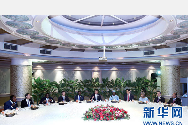 12月5日，國(guó)家主席習(xí)近平在約翰內(nèi)斯堡再次集體會(huì)見(jiàn)17位非洲國(guó)家領(lǐng)導(dǎo)人。 新華社記者 姚大偉 攝