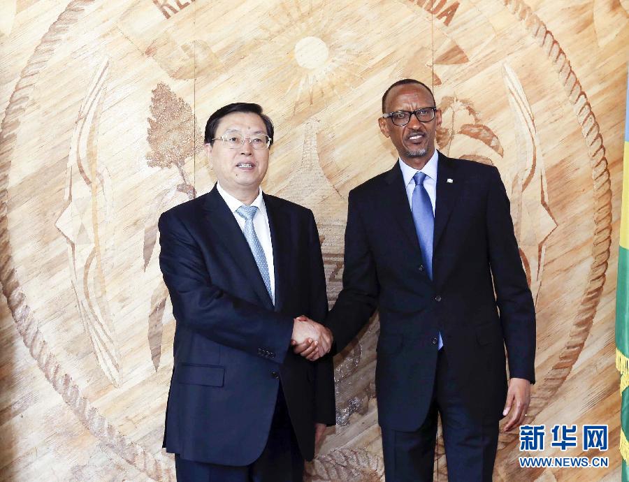 3月22日至23日，全國(guó)人大常委會(huì)委員長(zhǎng)張德江對(duì)盧旺達(dá)進(jìn)行正式友好訪問。這是3月23日，張德江在盧旺達(dá)首都基加利會(huì)見盧旺達(dá)總統(tǒng)卡加梅。新華社記者 丁林 攝