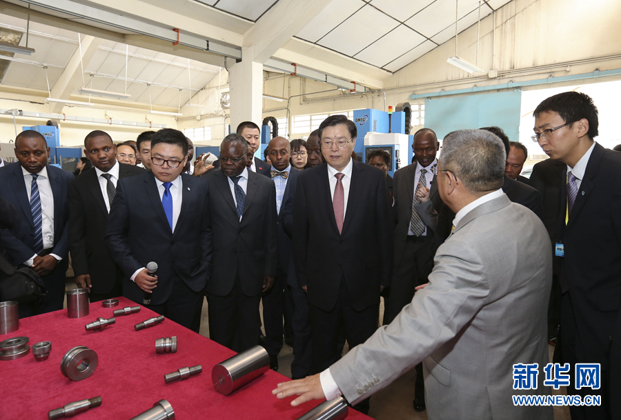這是3月25日，張德江在肯尼亞首都內(nèi)羅畢考察中肯職業(yè)教育合作示范中心。 新華社記者丁林?jǐn)z