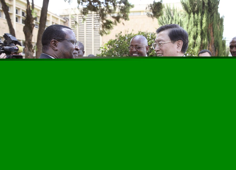 這是3月24日，張德江在肯尼亞首都內(nèi)羅畢與肯尼亞參議長(zhǎng)埃蘇羅舉行會(huì)談。 新華社記者馬占成攝