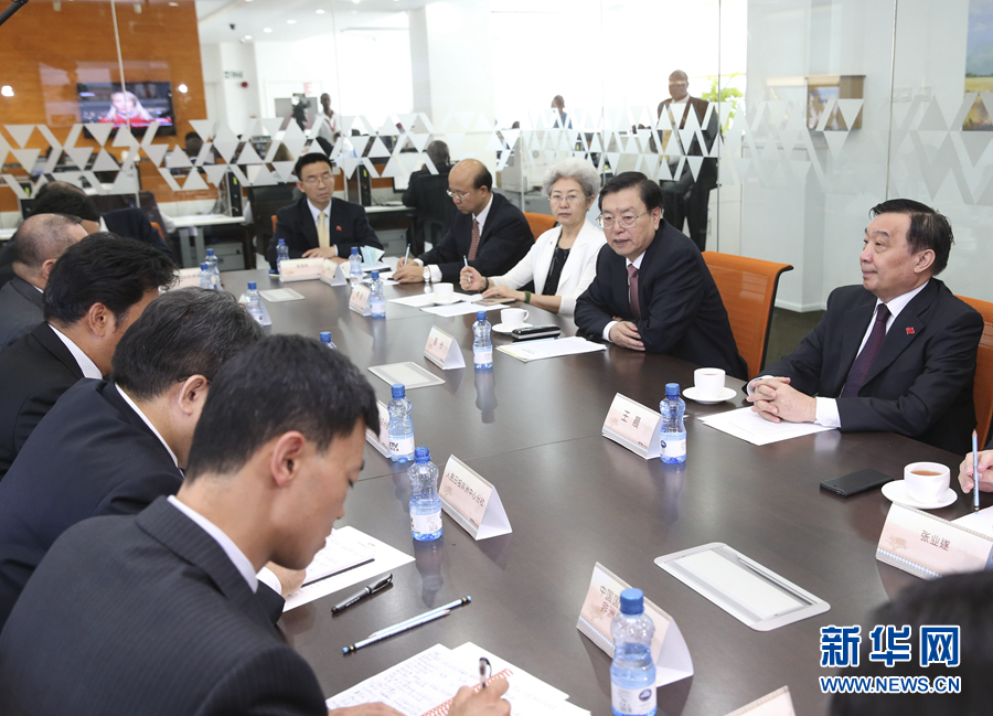 這是3月25日，張德江在肯尼亞首都內(nèi)羅畢考察中央電視臺(tái)非洲分臺(tái)并接見(jiàn)中央媒體駐非洲機(jī)構(gòu)負(fù)責(zé)人。 新華社記者馬占成攝