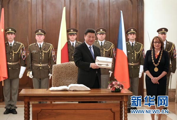 當(dāng)?shù)貢r(shí)間3月29日，國(guó)家主席習(xí)近平在捷克布拉格會(huì)見布拉格市長(zhǎng)科爾娜喬娃，并接受科爾娜喬娃代表該市贈(zèng)予的城市鑰匙。 新華社記者 龐興雷攝