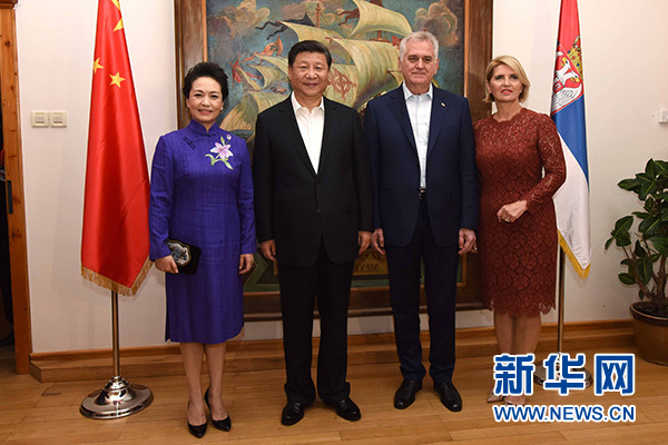 當(dāng)?shù)貢r(shí)間6月17日，國家主席習(xí)近平同塞爾維亞總統(tǒng)尼科利奇在貝爾格萊德舉行會(huì)晤。這是習(xí)近平和夫人彭麗媛同尼科利奇夫婦在和平別墅合影。新華社記者饒愛民攝