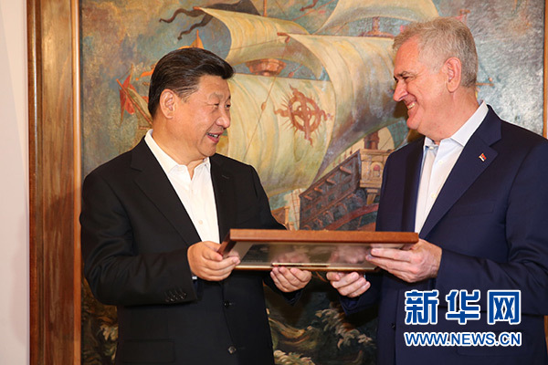 當(dāng)?shù)貢r(shí)間6月17日，國家主席習(xí)近平同塞爾維亞總統(tǒng)尼科利奇在貝爾格萊德舉行會(huì)晤。這是尼科利奇向習(xí)近平贈(zèng)送紀(jì)念品。新華社記者饒愛民攝