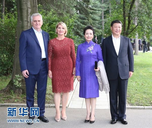 當(dāng)?shù)貢r(shí)間6月17日，國家主席習(xí)近平同塞爾維亞總統(tǒng)尼科利奇在貝爾格萊德舉行會(huì)晤。這是習(xí)近平和夫人彭麗媛同尼科利奇夫婦在和平別墅合影。新華社記者 丁林 攝