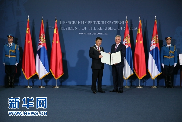 6月18日，國家主席習近平在貝爾格萊德同塞爾維亞總統(tǒng)尼科利奇舉行會談。會談后，尼科利奇向習近平授予塞爾維亞最高級別勛章&ldquo;共和國一級榮譽勛章&rdquo;，感謝習近平為中塞關系發(fā)展作出的杰出貢獻。新華社記者蘭紅光攝 