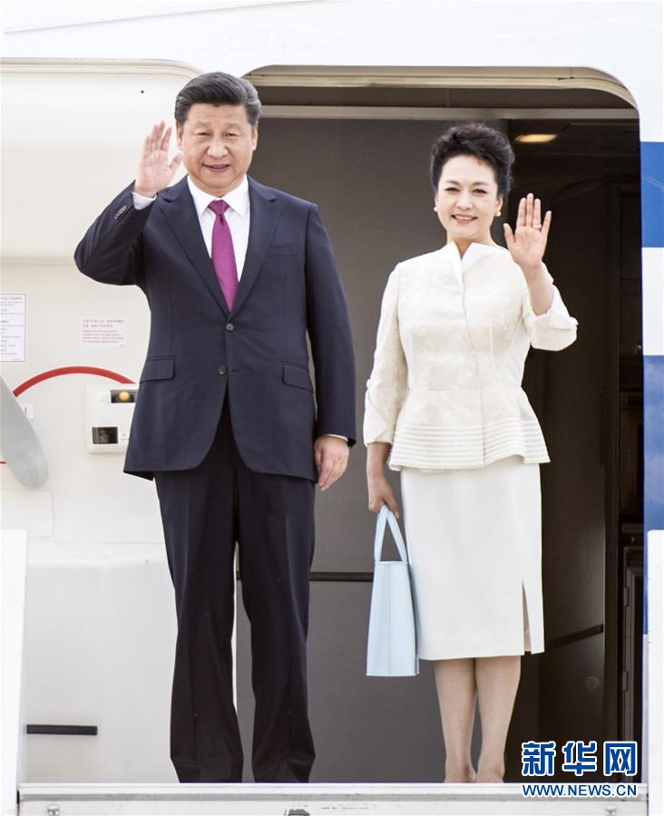 6月19日，國家主席習(xí)近平抵達(dá)華沙，開始對波蘭共和國進(jìn)行國事訪問。這是習(xí)近平和夫人彭麗媛步出艙門。 新華社記者 謝環(huán)馳 攝 