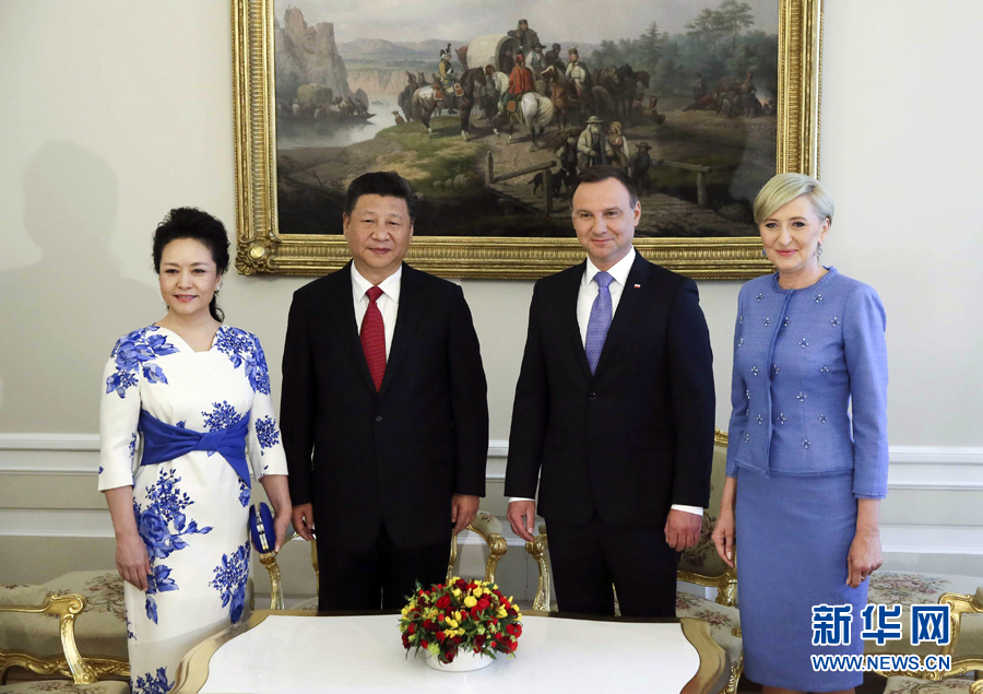 6月20日，國家主席習(xí)近平出席波蘭總統(tǒng)杜達(dá)在華沙總統(tǒng)府舉行的隆重歡迎儀式。歡迎儀式后，習(xí)近平和夫人彭麗媛同杜達(dá)和夫人阿加塔簡短寒暄。新華社記者 蘭紅光 攝