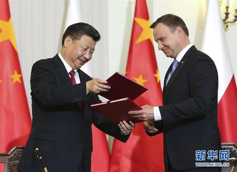 6月20日，國家主席習近平在華沙同波蘭總統(tǒng)杜達舉行會談。這是會談后，兩國元首共同簽署《中華人民共和國和波蘭共和國關于建立全面戰(zhàn)略伙伴關系的聯(lián)合聲明》。新華社記者蘭紅光攝