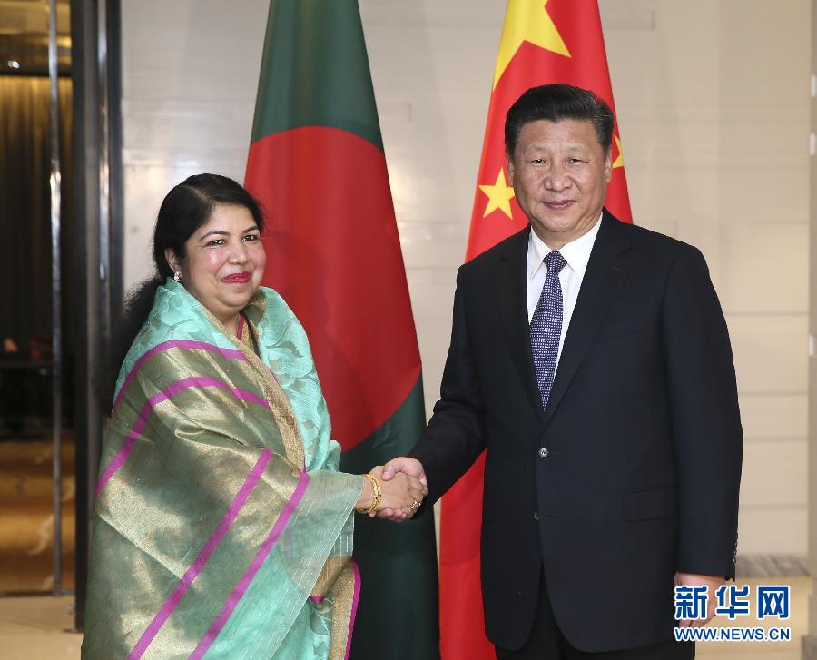 10月14日，國(guó)家主席習(xí)近平在達(dá)卡會(huì)見(jiàn)孟加拉國(guó)國(guó)民議會(huì)議長(zhǎng)喬杜里。 新華社記者蘭紅光攝 