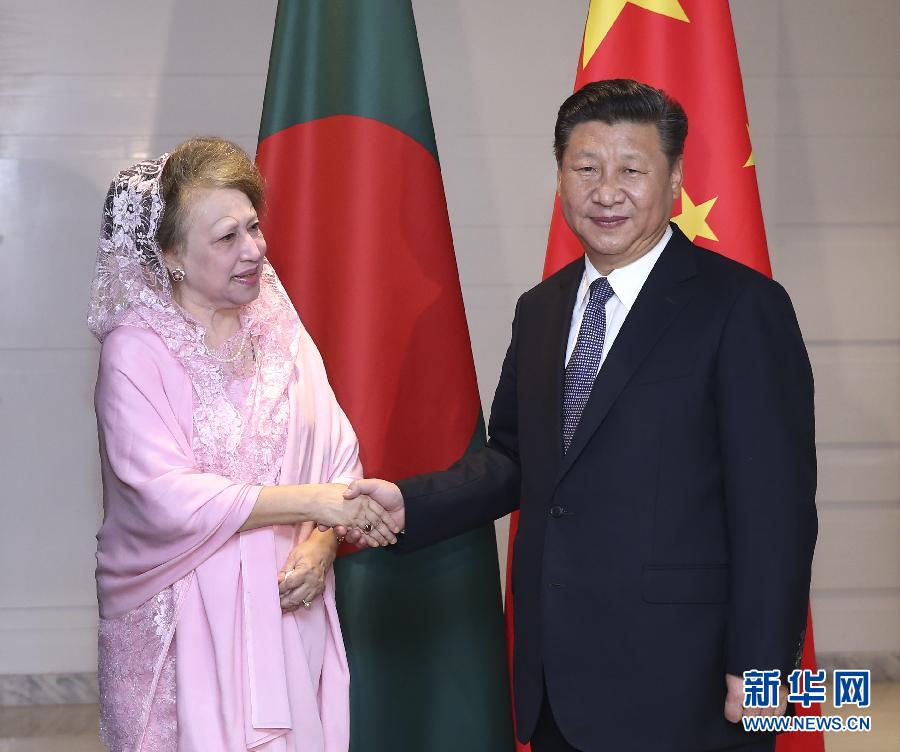 10月14日，國(guó)家主席習(xí)近平在達(dá)卡會(huì)見(jiàn)孟加拉國(guó)民族主義黨主席卡莉達(dá)&middot;齊亞。  新華社記者龐興雷攝 