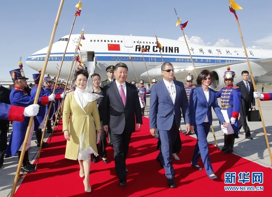 當(dāng)?shù)貢r(shí)間11月17日，國(guó)家主席習(xí)近平乘專機(jī)抵達(dá)基多，開始對(duì)厄瓜多爾共和國(guó)進(jìn)行國(guó)事訪問。厄瓜多爾總統(tǒng)科雷亞和夫人馬勒布等在機(jī)場(chǎng)熱情迎接習(xí)近平和夫人彭麗媛。新華社記者 鞠鵬 攝 