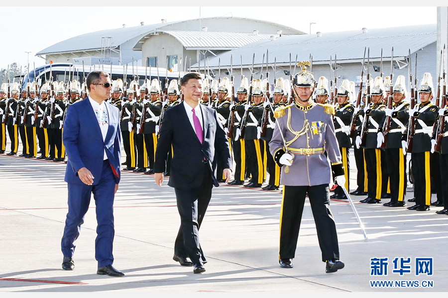 當(dāng)?shù)貢r(shí)間11月17日，國(guó)家主席習(xí)近平乘專機(jī)抵達(dá)基多，開始對(duì)厄瓜多爾共和國(guó)進(jìn)行國(guó)事訪問。這是厄瓜多爾總統(tǒng)科雷亞在機(jī)場(chǎng)為習(xí)近平舉行隆重歡迎儀式。新華社記者 鞠鵬 攝 