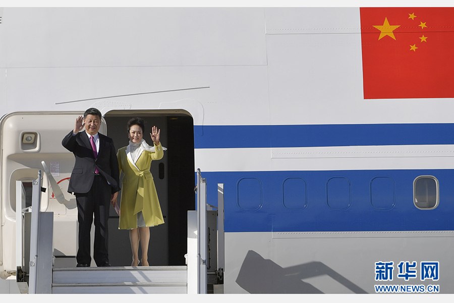 當(dāng)?shù)貢r(shí)間11月17日，國(guó)家主席習(xí)近平乘專機(jī)抵達(dá)基多，開始對(duì)厄瓜多爾共和國(guó)進(jìn)行國(guó)事訪問。這是習(xí)近平與夫人彭麗媛向歡迎人群揮手致意。新華社記者 王曄 攝 