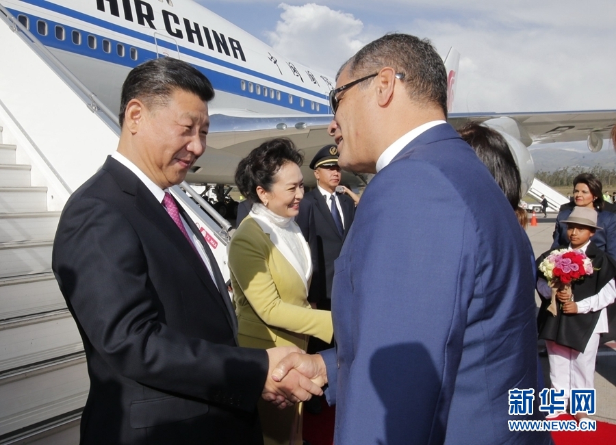 當(dāng)?shù)貢r(shí)間11月17日，國(guó)家主席習(xí)近平乘專機(jī)抵達(dá)基多，開始對(duì)厄瓜多爾共和國(guó)進(jìn)行國(guó)事訪問。厄瓜多爾總統(tǒng)科雷亞和夫人馬勒布等在舷梯旁熱情迎接習(xí)近平和夫人彭麗媛。新華社記者 鞠鵬 攝