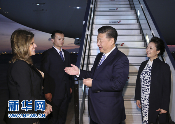 當(dāng)?shù)貢r(shí)間11月18日，國家主席習(xí)近平抵達(dá)利馬，出席亞太經(jīng)合組織第二十四次領(lǐng)導(dǎo)人非正式會(huì)議并對(duì)秘魯共和國進(jìn)行國事訪問。習(xí)近平和夫人彭麗媛受到秘魯副總統(tǒng)阿勞斯等熱情迎接。新華社記者 蘭紅光 攝