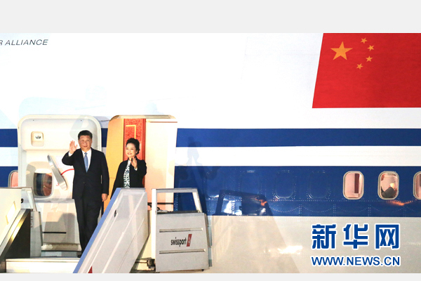 當(dāng)?shù)貢r(shí)間11月18日，國家主席習(xí)近平抵達(dá)利馬，出席亞太經(jīng)合組織第二十四次領(lǐng)導(dǎo)人非正式會(huì)議并對(duì)秘魯共和國進(jìn)行國事訪問。習(xí)近平和夫人彭麗媛受到秘魯副總統(tǒng)阿勞斯等熱情迎接。新華社記者 丁林 攝