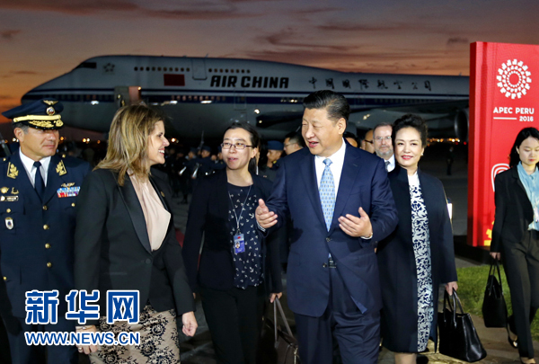 當(dāng)?shù)貢r(shí)間11月18日，國家主席習(xí)近平抵達(dá)利馬，出席亞太經(jīng)合組織第二十四次領(lǐng)導(dǎo)人非正式會(huì)議并對(duì)秘魯共和國進(jìn)行國事訪問。習(xí)近平和夫人彭麗媛受到秘魯副總統(tǒng)阿勞斯等熱情迎接。新華社記者 鞠鵬 攝