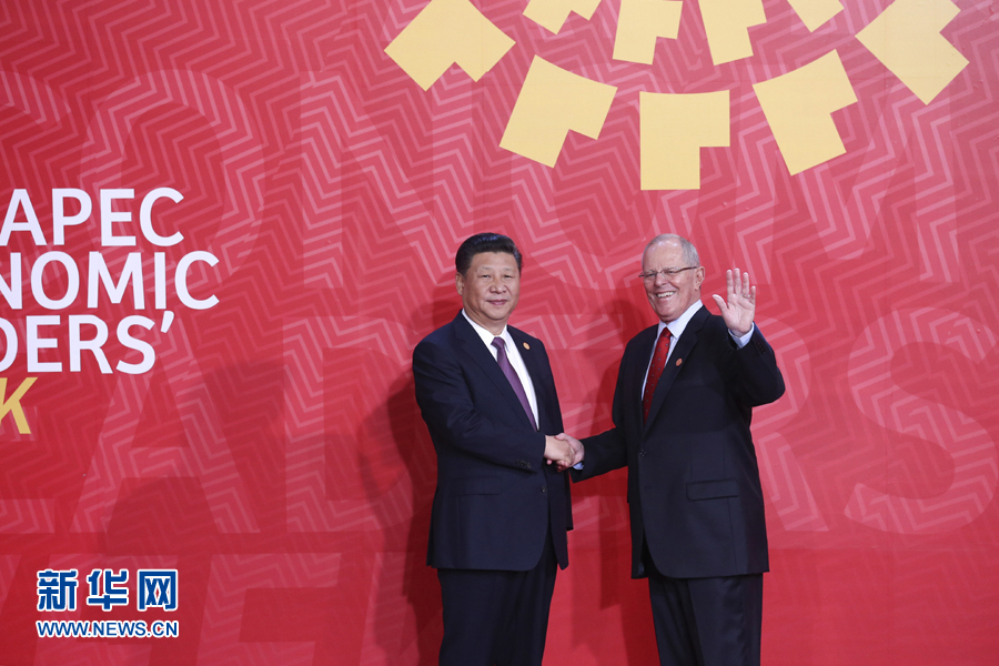 11月20日，亞太經(jīng)合組織第二十四次領(lǐng)導(dǎo)人非正式會(huì)議在秘魯利馬舉行。國家主席習(xí)近平出席并發(fā)表題為《面向未來開拓進(jìn)取促進(jìn)亞太發(fā)展繁榮》的重要講話。這是會(huì)議開始前，習(xí)近平受到秘魯總統(tǒng)庫琴斯基的熱情迎接。 新華社記者 龐興雷 攝