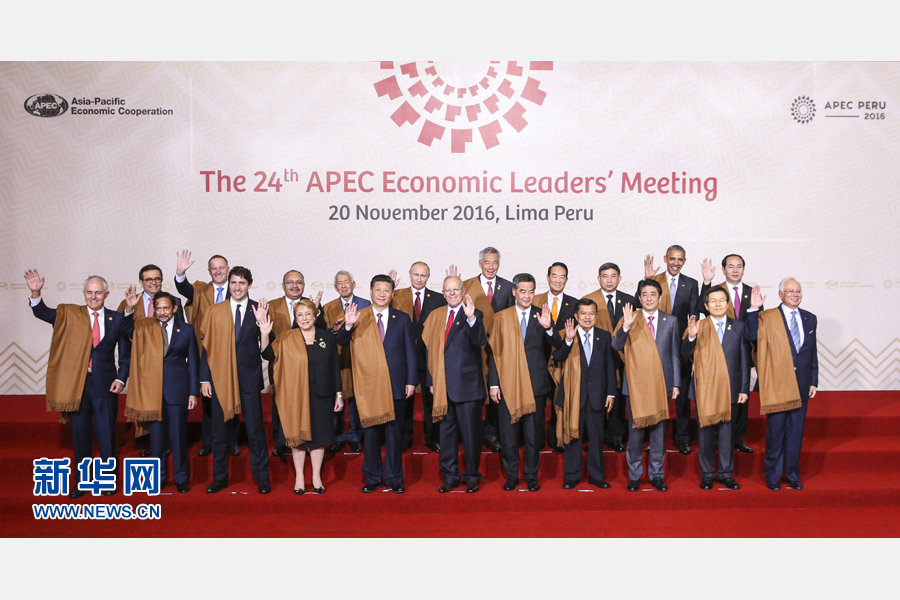 11月20日，亞太經(jīng)合組織第二十四次領(lǐng)導(dǎo)人非正式會(huì)議在秘魯利馬舉行。國家主席習(xí)近平出席并發(fā)表題為《面向未來開拓進(jìn)取促進(jìn)亞太發(fā)展繁榮》的重要講話。這是會(huì)議期間，國家主席習(xí)近平同其他亞太經(jīng)合組織成員經(jīng)濟(jì)體領(lǐng)導(dǎo)人、代表合影。 新華社記者 丁林 攝
