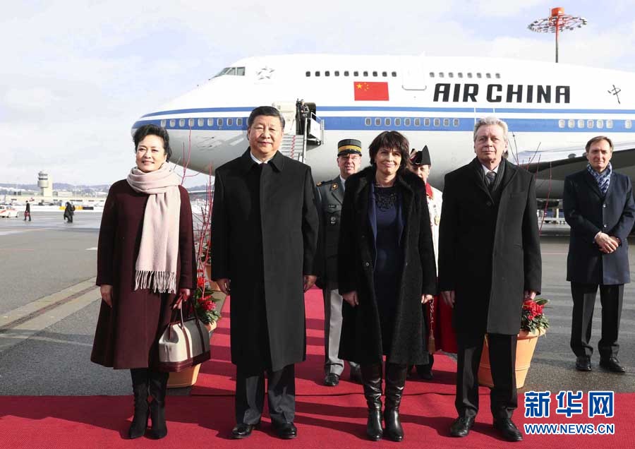1月15日，國家主席習(xí)近平乘專機抵達蘇黎世，開始對瑞士聯(lián)邦進行國事訪問。這是瑞士聯(lián)邦主席洛伊特哈德在機場為習(xí)近平和夫人彭麗媛舉行隆重歡迎儀式。 新華社記者 蘭紅光 攝