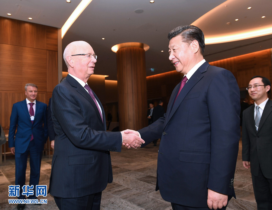 1月17日，國(guó)家主席習(xí)近平在瑞士達(dá)沃斯會(huì)見(jiàn)世界經(jīng)濟(jì)論壇主席施瓦布。 新華社記者 饒愛(ài)民 攝