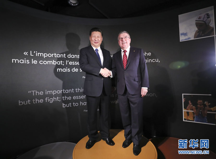 1月18日，國(guó)家主席習(xí)近平在瑞士洛桑國(guó)際奧林匹克博物館會(huì)見(jiàn)國(guó)際奧林匹克委員會(huì)主席巴赫。這是習(xí)近平和巴赫在奧運(yùn)冠軍領(lǐng)獎(jiǎng)臺(tái)上合影。新華社記者 蘭紅光 攝